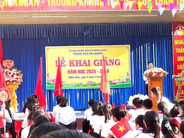 Thầy giáo Nguyễn Thanh Tùng - Hiệu trưởng nhà trường phát biểu tại Lễ Khai giảng năm học mới 2025–2026.